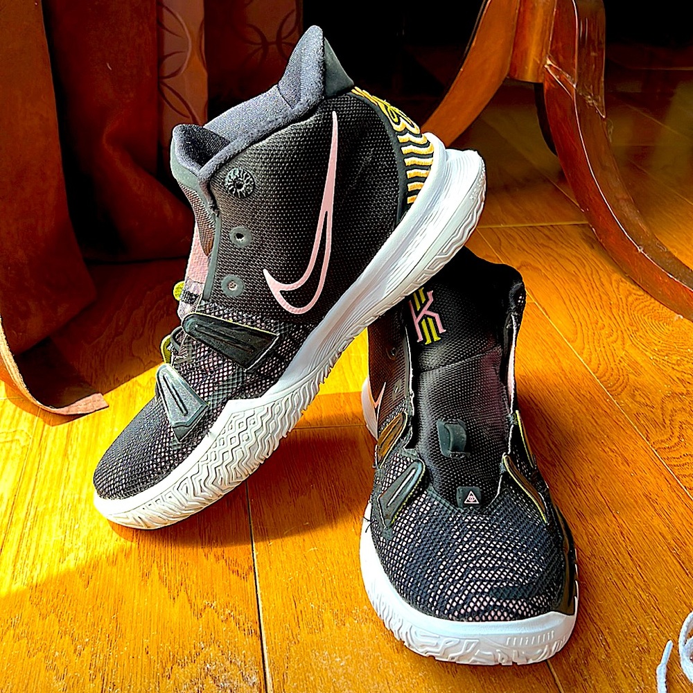 Nike Kyrie 6Y Ripple Effect Black Arctic Punch Pink CT4080-015. White laces.